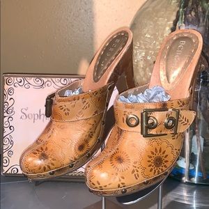 BCBG clogs with nail trim